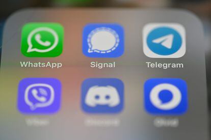Tela de celular com os logotipos dos aplicativos de mensagens WhatsApp, Signal, Telegram, Viber, Discord e Olvid.