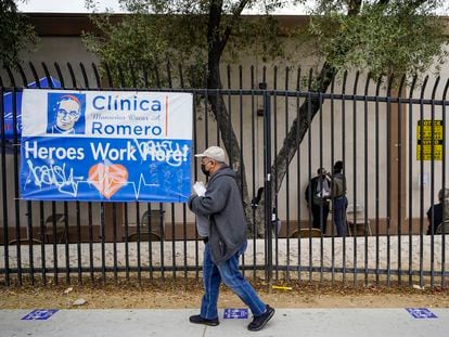 A Clínica Monseñor Oscar A. Romero, um centro de vacinação contra a covid-19 em Los Angeles, na quarta-feira, 21 de abril.