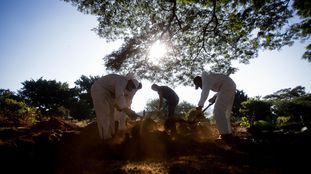 Coveiros realizam um enterro no cemitério de Vila Formosa, em São Paulo, no dia 29 de abril.