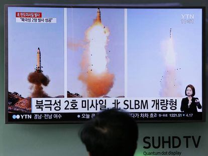Homem vê uma televisão que transmite imagens do lançamento de um míssil na Coreia do Norte.
