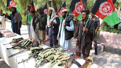 Talibãs pertencentes a um comando armado entregam as armas
