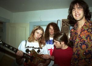 Kurt Cobain, Jason Everman, Chad Channing e Krist Novoselic, a primeira formação do Nirvana, nos bastidores de um show em Massachusetts.