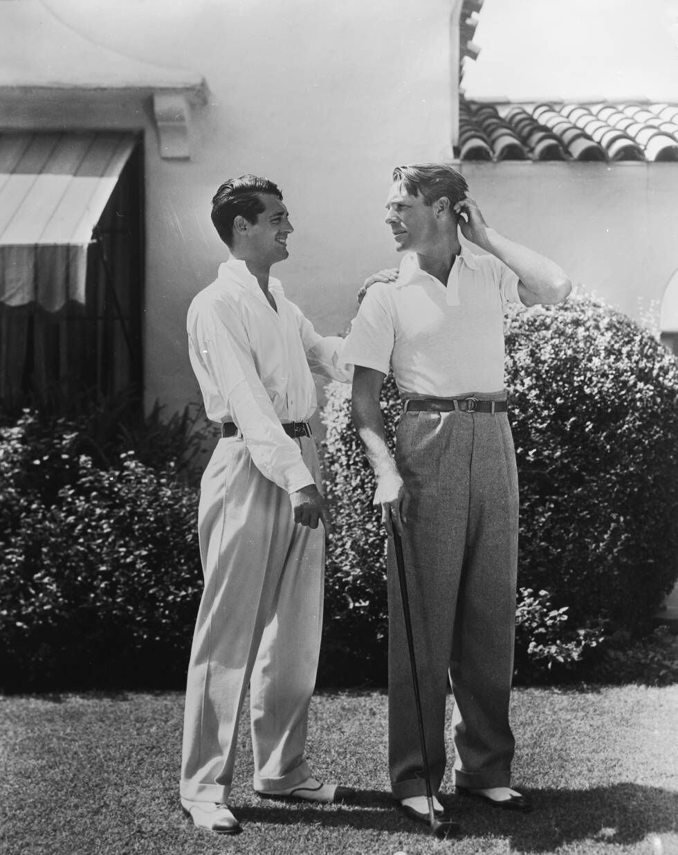 Cary Grant e Randolph Scott posam no jardim de sua casa em Santa Monica.
