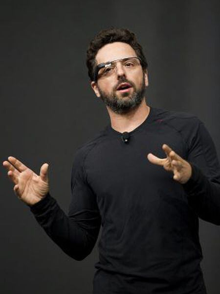 Sergey Brin, cofundador do Google, usando os óculos.