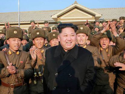 O líder norte-coreano Kim Jong-un junto ao Exército.