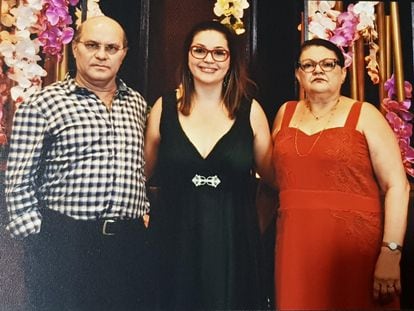 Gabriella Figueredo e os pais na formatura.