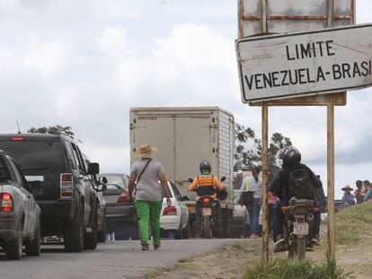 Venezuelanos na fronteira com o Brasil, em Santa Elena de Uairen.