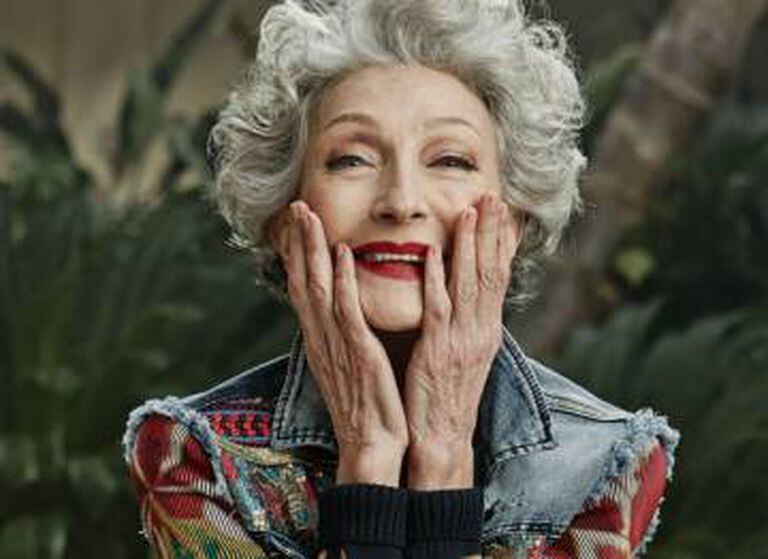 A modelo Alicia Borrás, de 70 anos, em uma campanha de roupa jeans da marca Desigual.