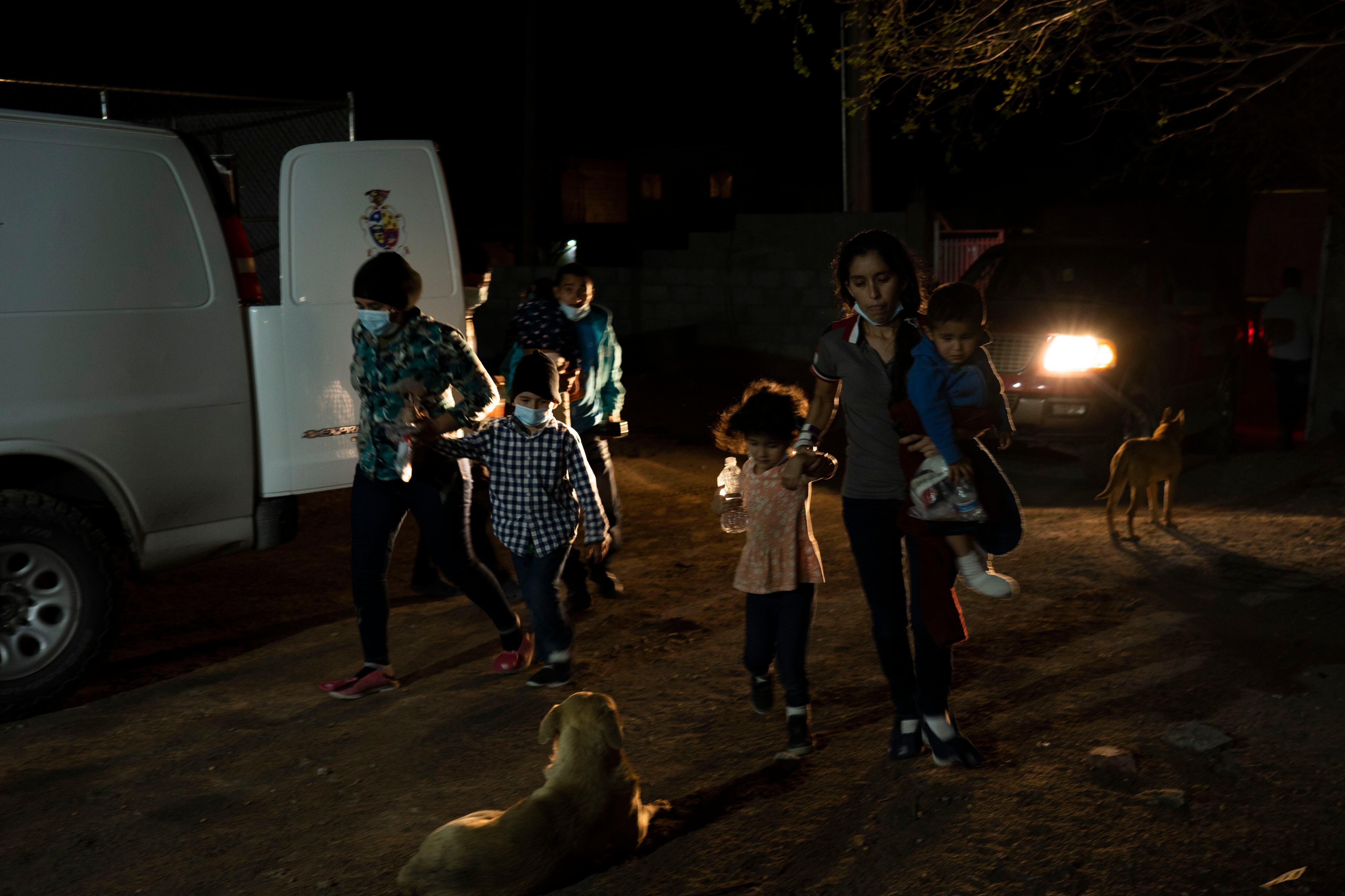 Famílias de migrantes esperam para serem aceitas no abrigo Pan y Vida em Ciudad Juárez. 