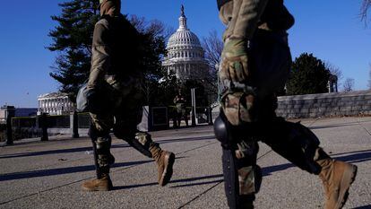 Soldados em frente ao Congresso dos Estados Unidos, nesta quinta-feira, depois da invasão da véspera. Em vídeo, imagens dos agentes de segurança durante o ataque.