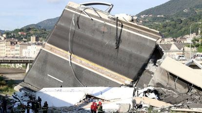 Bombeiros e equipes de resgate junto aos restos da ponte que caiu em Gênova.