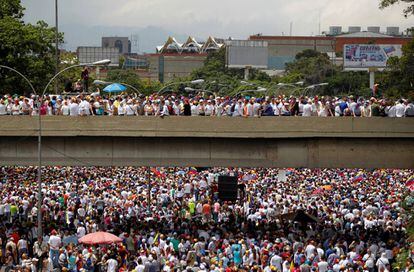 Milhares foram às ruas contra o Governo Maduro em Caracas, na quarta-feira.