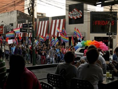 Marcha LGTBI no centro de Assunção em julho de 2015