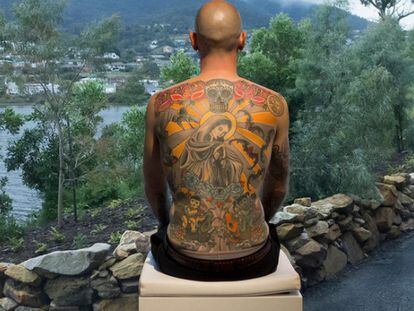 Tim Steiner posando como obra de Wim Delvoye em um museu da Tasmânia.