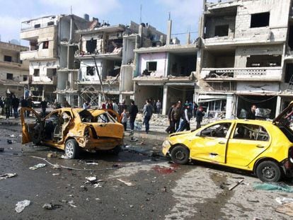 Local da explosão de dois carros-bombas, neste domingo, em Homs.