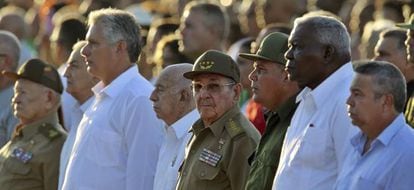 O presidente cubano, Raúl Castro, preside o ato que celebra os 50 anos da morte de Che Guevara, em Santa Clara (Cuba).