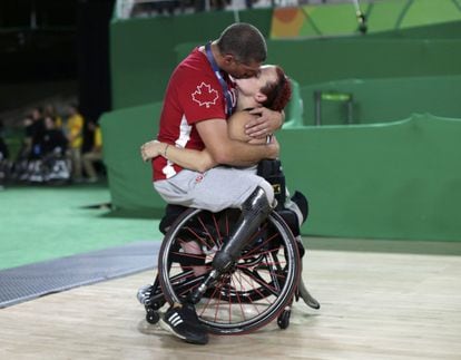 Os jogadores de basquete paralímpico Adam Lancia e Jamey Jewells.