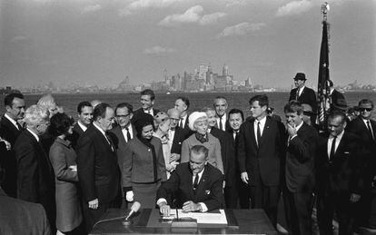 Lyndon Johnson assina a Lei de Imigração de 1965, em Nova York.