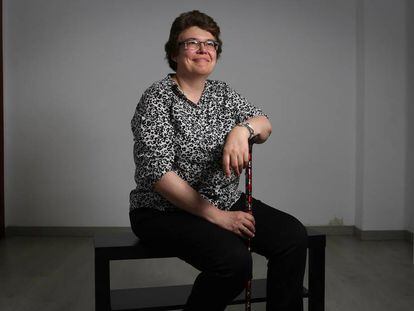 Sara Medrano, tesoureira da Afinsyfacro, uma associação espanhola de pacientes de fibromialgia e fadiga crônica, na sede da entidade.