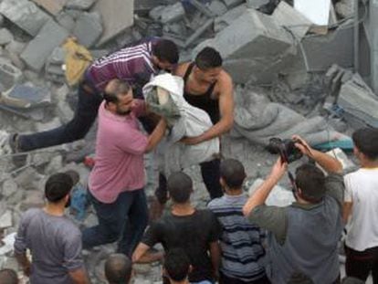 Resgate do corpo de um dos mortos, nesta sexta-feira, em um ataque a Rafah.