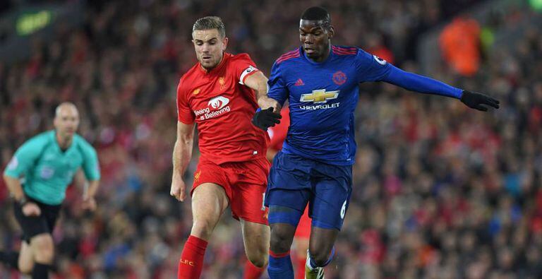 Henderson e Pogba disputam a bola.