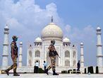 El Taj Mahal, en India, uno de los países donde el coronavirus ha tenido una mayor incidencia, reabrió sus puertas este lunes entre grandes medidas de seguridad. El monumento fue cerrado por las autoridades el pasado 17 de marzo.