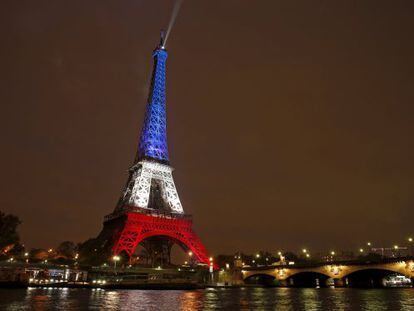 Torre Eiffel com as cores da bandeira da França, em homenagem as vítimas de Paris.