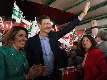 O primeiro-ministro Pedro Sánchez, com Susana Díaz (à esquerda) e a ministra da Fazenda, María Jesús Montero, em um comício eleitoral em Dos Hermanas (Sevilha).