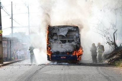 Bombeiros combatem as chamas de ônibus incendiado em Uberaba.