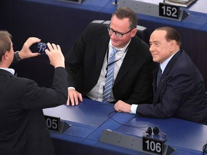 Dois eurodeputados com o ex-premiê italiano Silvio Berlusconi em Estrasburgo.