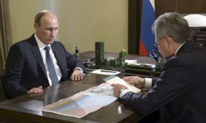 Vladimir Putin (esquerda) e o ministro da defesa, Sergei Shoigu, em Sochi, nesta quarta-feira.