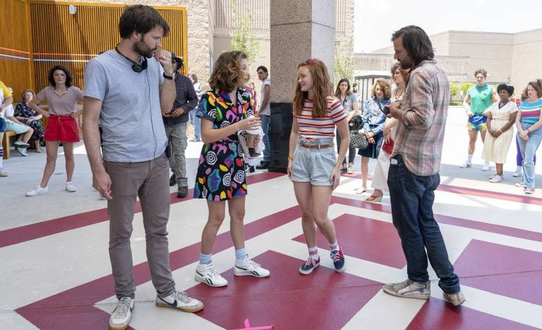 Filmagem da série ‘Stranger Things’, da Netflix, no Estado da Geórgia. De esquerda para a direita: Ross Duffer, as atrizes Millie Bobby Brown e Sadie Sink e Matt Duffer.