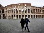 12 March 2020, Italy, Rome: People wear protective respiratory masks outside the Coliseum amid the coronavirus outbreak. Photo: Matteo Trevisan/ZUMA Wire/dpa


12/03/2020 ONLY FOR USE IN SPAIN