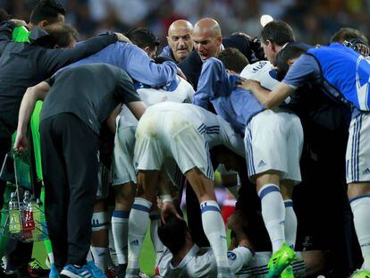Zidane conversa com seus jogadores antes da prorrogação contra o Bayern.