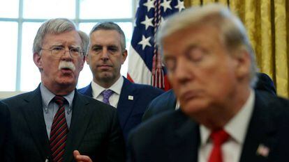 John Bolton, à esquerda, com o presidente Trump.