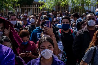Um grupo de trabalhadoras protesta do lado de fora da fábrica da Electrocompotentes. 