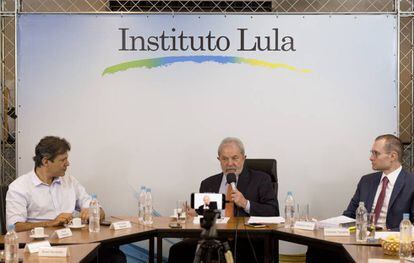 Lula entre o ex-prefeito de S&atilde;o Paulo Fernando Haddad e seu advogado.