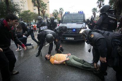 Agentes da Polícia Nacional durante o confisco de urnas em um colégio de Barcelona.