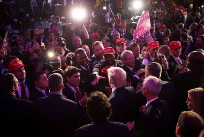 O presidente eleito Donald Trump cumprimenta o público depois de seu discurso de vitória.