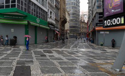 Comércios fechados pela quarentena no centro de São Paulo, em 6 de março de 2021.