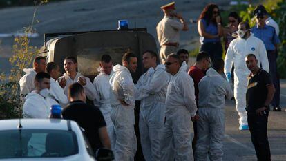 Legistas perto do carro-bomba que matou Caruana Galizia