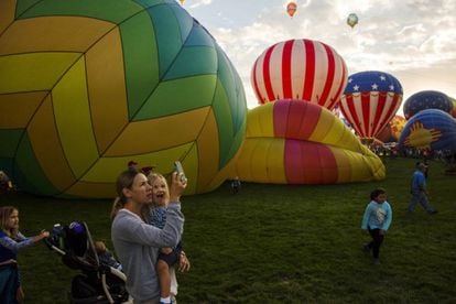 Mãe e filha desfrutam do Festival Internacional de Balões em Albuquerque, EUA