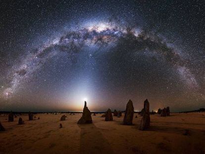 A Via Láctea vista do Parque Nacional de Nambung, no oeste da Austrália.