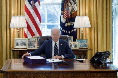 O presidente Joe Biden nesta quinta-feira no Salão Oval da Casa Branca, preparando-se para assinar o projeto de lei do plano de estímulo de 1,9 trilhão de dólares contra a covid-19.