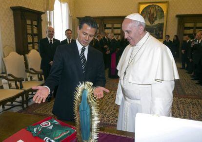 O presidente mexicano, Enrique Peña Nieto, entrega presentes ao Papa / Reuters