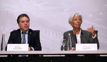 A titular do FMI, Christine Lagarde, durante a coletiva de imprensa ao lado do ministro da Economia da Argentina, Nicolás Dujovne.