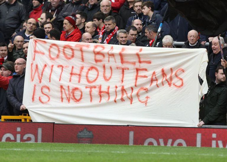 Torcida do Liverpool mostra cartaz: "O futebol sem os fãs não é nada"