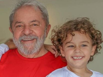 Lula com o neto, Arthur Araújo Lula da Silva, que morreu aos 7 anos.