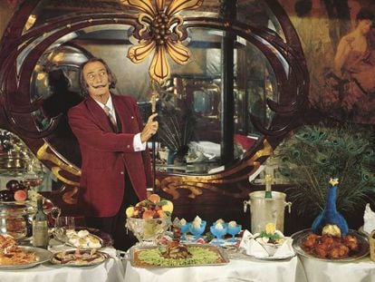 Salvador Dali, em uma das fotografias de seu livro de receitas.
