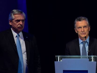 Mauricio Macri (direita) e Alberto Fernández, durante o debate presidencial celebrado em Santa Fé, Argentina.